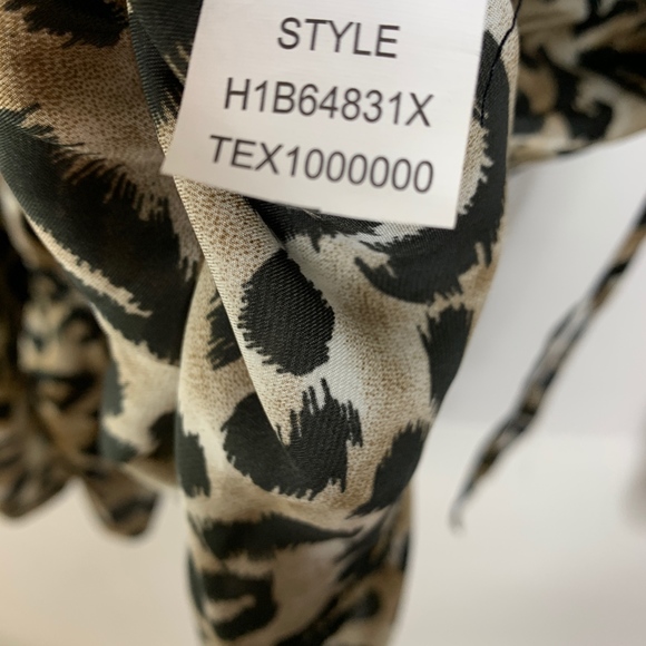 ELLEN TRACY • Animal Print Peplum Blouse • L - Picture 4 of 7